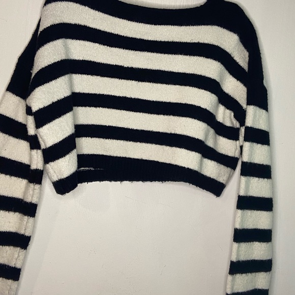 Forever 21 cropped sweater - Picture 2 of 3